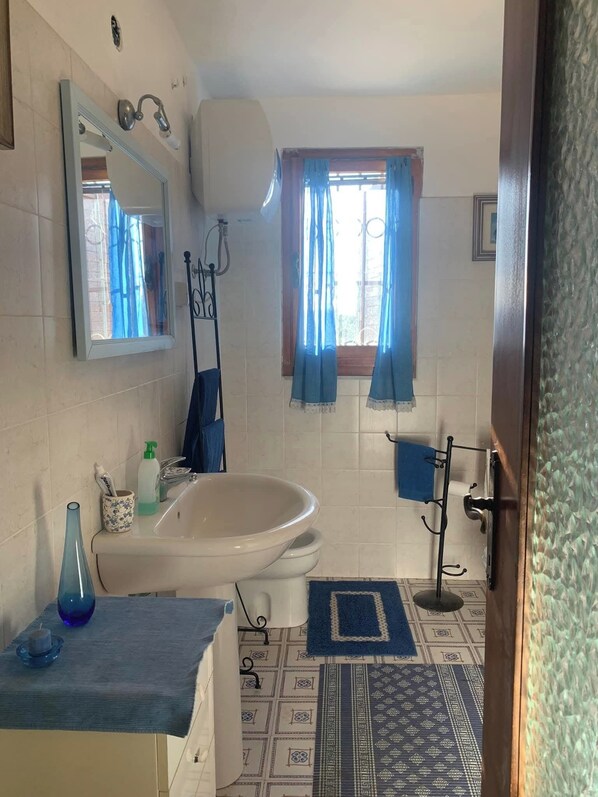 Dusche, Haartrockner, Bidet, Handtücher