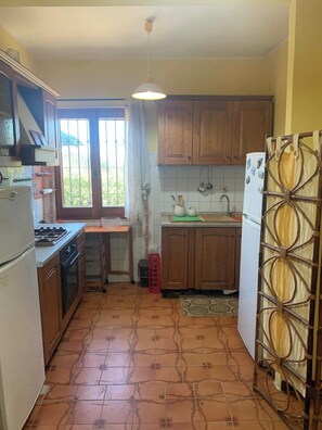 Refrigerador, microondas, horno y cafetera y tetera 