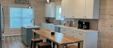 Køleskab, mikrobølgeovn, ovn, kogeplade