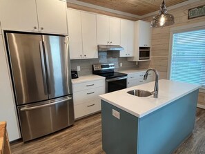 Een koelkast, een microgolfoven, een oven, een kookplaat