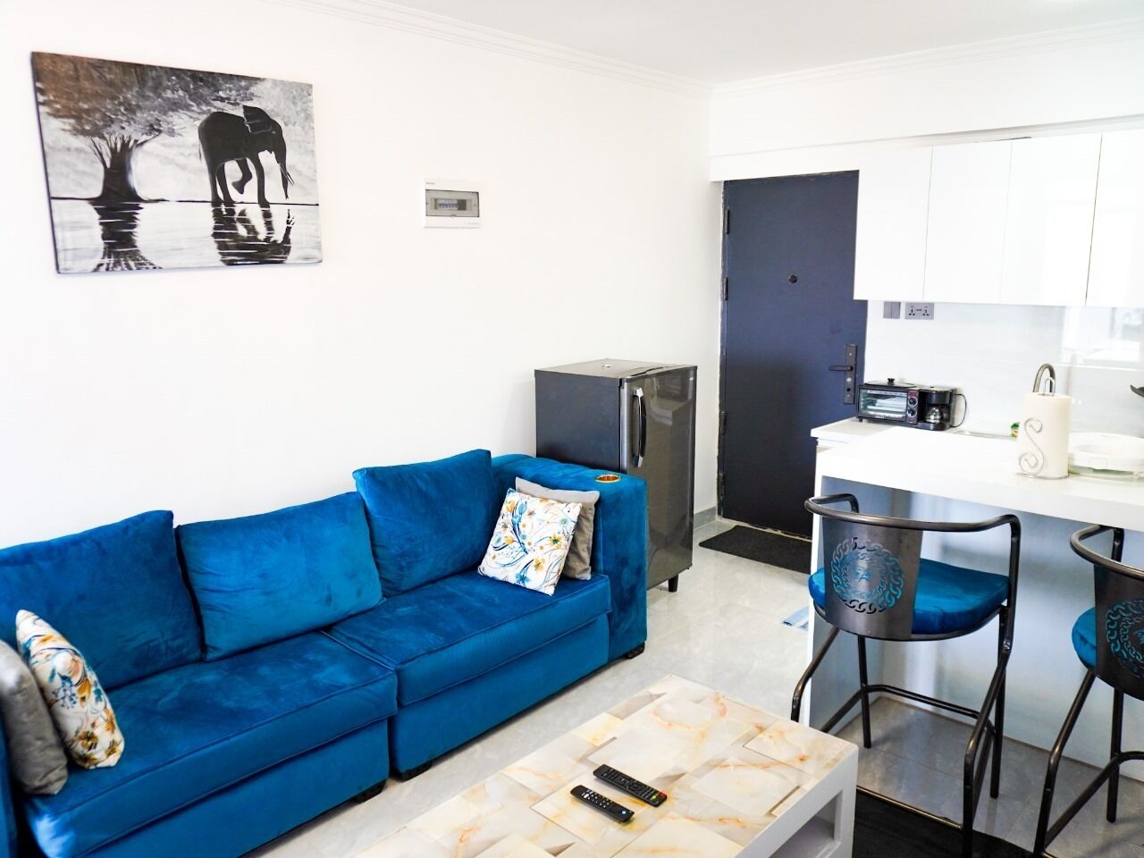 豪華公寓 | 起居區 | 32-吋智慧型電視，提供數位頻道