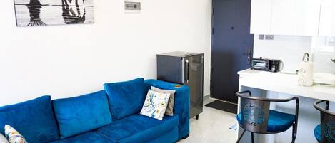 Appartement Deluxe | Aire de séjour | Téléviseur connecté de 32 po avec télévision numérique