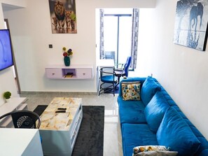 Căn hộ Deluxe | Khu phòng khách | Smart TV 32-inch có truyền hình kỹ thuật số