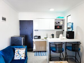 Căn hộ Deluxe | Khu phòng khách | Smart TV 32-inch có truyền hình kỹ thuật số