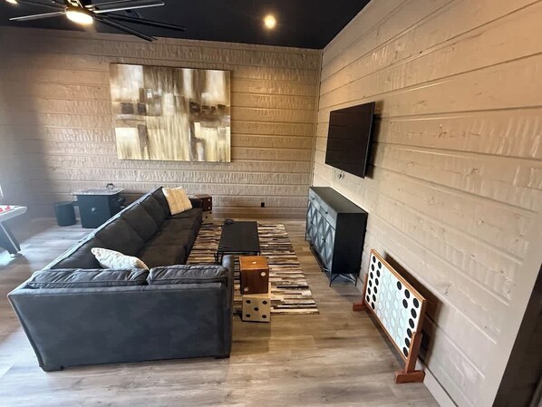 TV, fireplace
