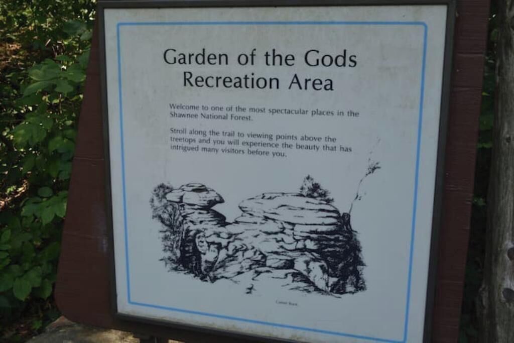 Señal del Área Recreativa Jardín de los Dioses, que lo destaca como un lugar pintoresco en el Bosque Nacional Shawnee, con un sendero que lleva a miradores sobre las zonas verdes.