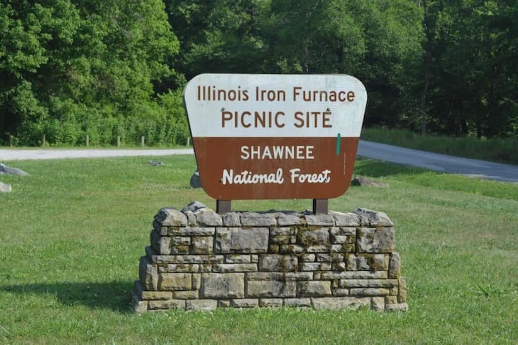 Schild für das Illinois Iron Furnace Picknickgelände im Shawnee National Forest.