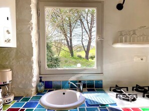 Private kitchen - Magenta - Gîte in a 5000 M2 estate at the foot of the Colorado mountains (Rustrel)