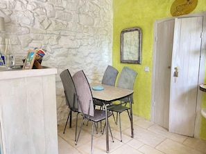 Dining - Magenta - Gîte in a 5000 M2 estate at the foot of the Colorado mountains (Rustrel)