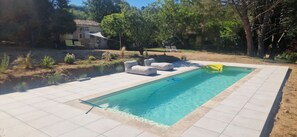 A rectangular swimming pool with a clear blue waterline, surrounded by a tiled deck. - Magenta - Gîte in a 5000 M2 estate at the foot of the Colorado mountains (Rustrel)