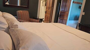 Suite Confort, 1 très grand lit et 1 canapé-lit, non-fumeur, vue sur la ville | Rideaux d’obscurcissement, fer et planche à repasser