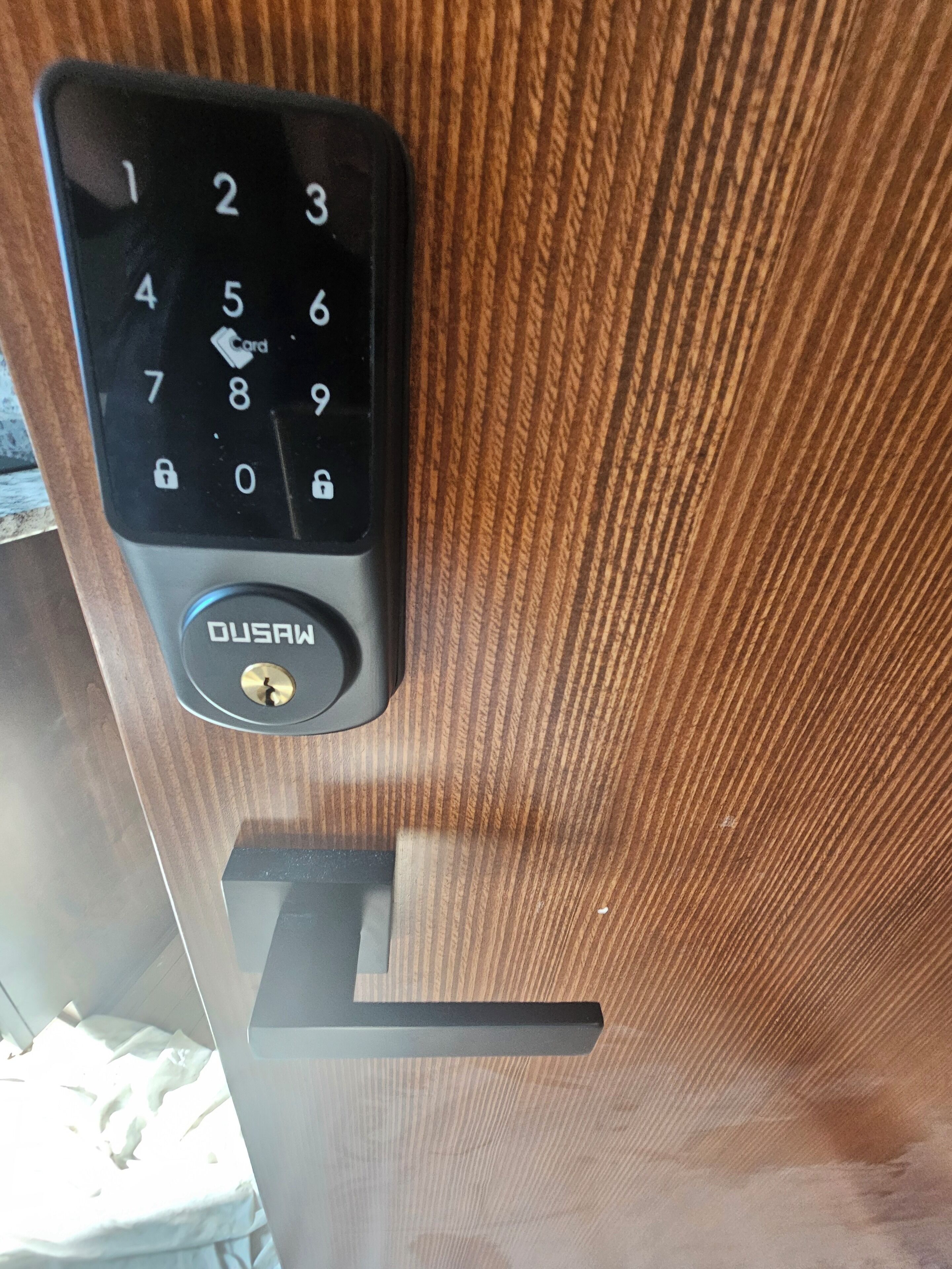 Una porta con una tastiera numerica e una serratura a chiave.