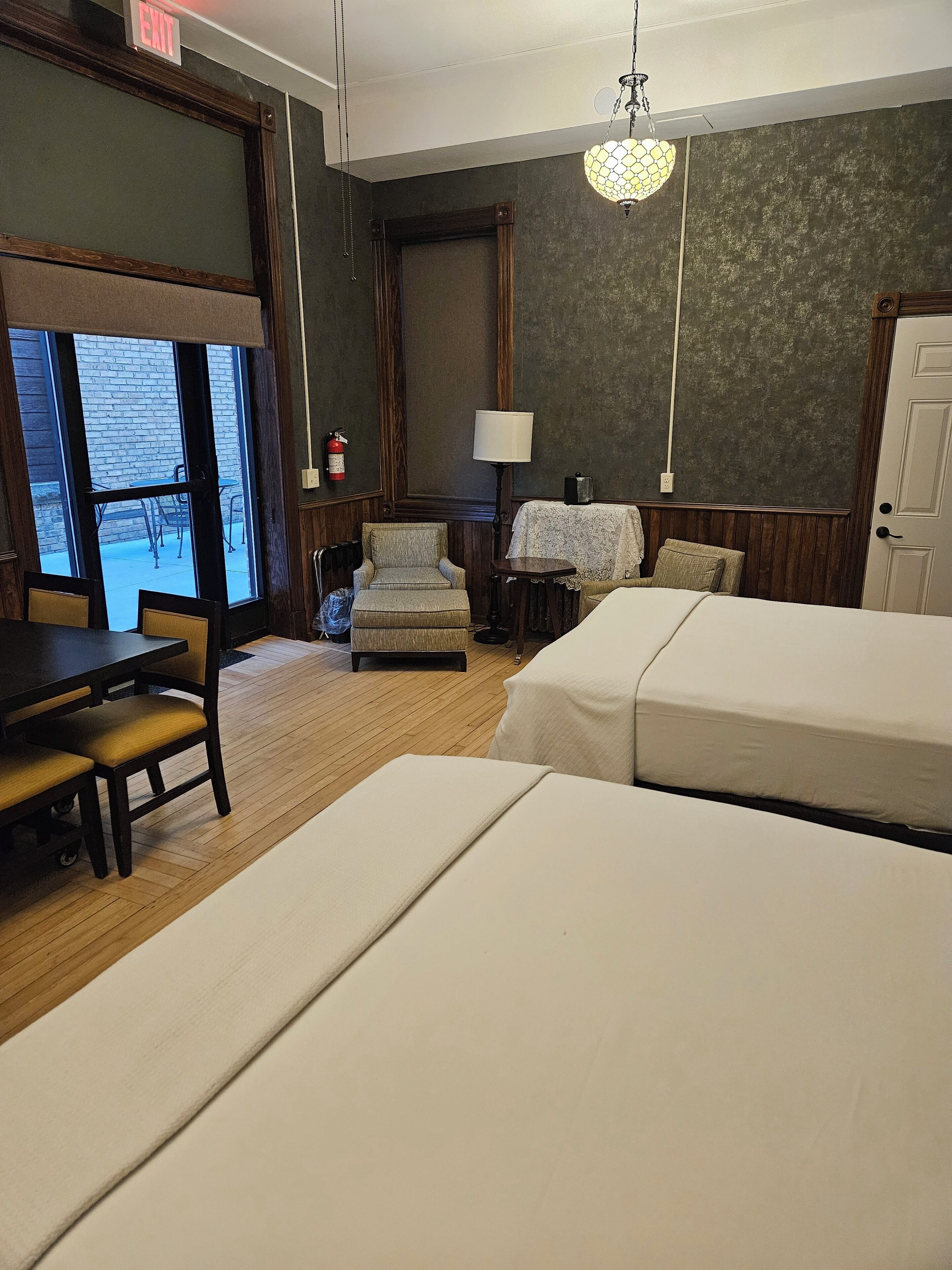 Cortinas blackout, tabla de planchar con plancha y wifi gratis 