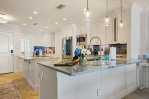 Fridge, microwave, oven, stovetop - La Mer on 10th - A Luxurious summer stay! (St. Augustine Beach)
