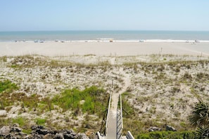 Una spiaggia nelle vicinanze