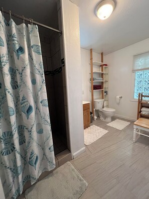 Shower, hair dryer, towels, soap - Charming 1-bedroom house in fantastic Fresno Tower District with WiFi, AC (Fresno)