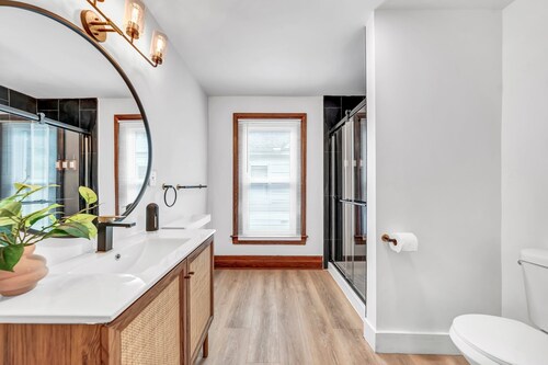 7bdrm, 3baths, 2 kitchens, mins to falls, Arcade, WiFi, AC, parking