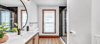 7bdrm, 3baths, 2 kitchens, mins to falls, Arcade, WiFi, AC, parking