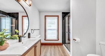 7bdrm, 3baths, 2 kitchens, mins to falls, Arcade, WiFi, AC, parking