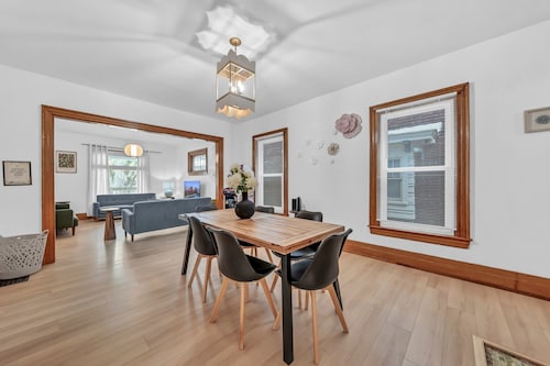 7bdrm, 3baths, 2 kitchens, mins to falls, Arcade, WiFi, AC, parking