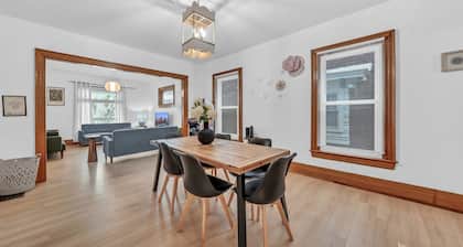 7bdrm, 3baths, 2 kitchens, mins to falls, Arcade, WiFi, AC, parking