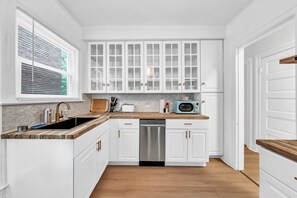 Cookware/dishes/utensils