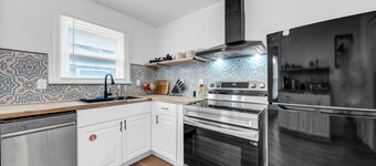 7bdrm, 3baths, 2 kitchens, mins to falls, Arcade, WiFi, AC, parking