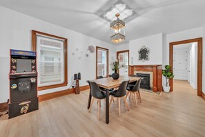 Dining - 7bdrm, 3baths, 2 kitchens, mins to falls, Arcade, WiFi, AC, parking (Niagara Falls)