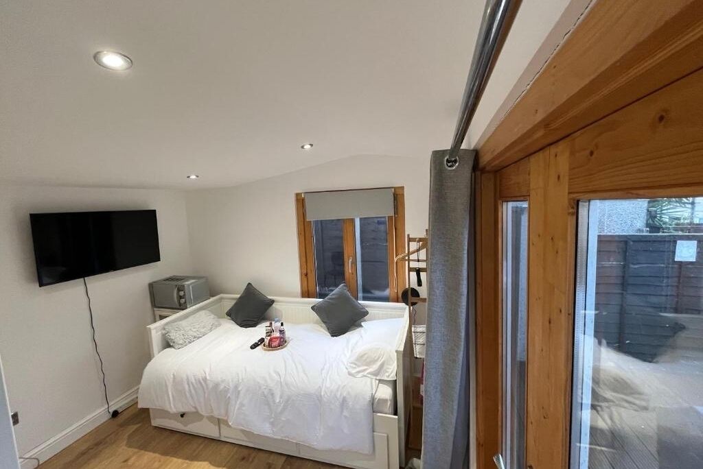 1 habitación, tabla de planchar con plancha, wifi y ropa de cama 