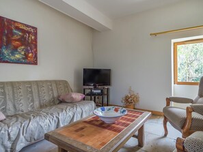 House | Living room - Farmhouse in Giroux Near Forest & Lake (Giroux)