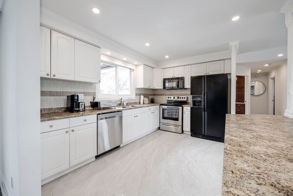 ثلاجة، ميكروويف، فرن، موقد طهي مسطح