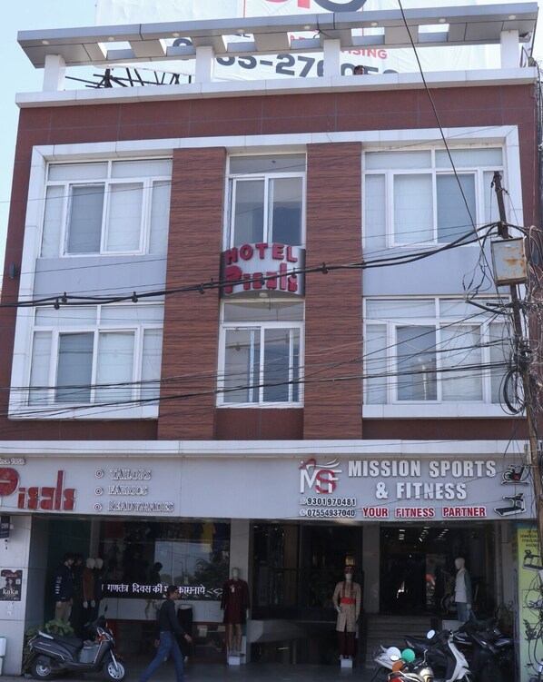 Front of property - Hotel Pisals (Bhopal)