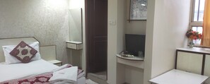 Deluxe Room | Individually furnished, free WiFi - Hotel Pisals (Bhopal)