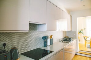 Køleskab/fryser i fuld størrelse, mikrobølgeovn, ovn, kogeplade