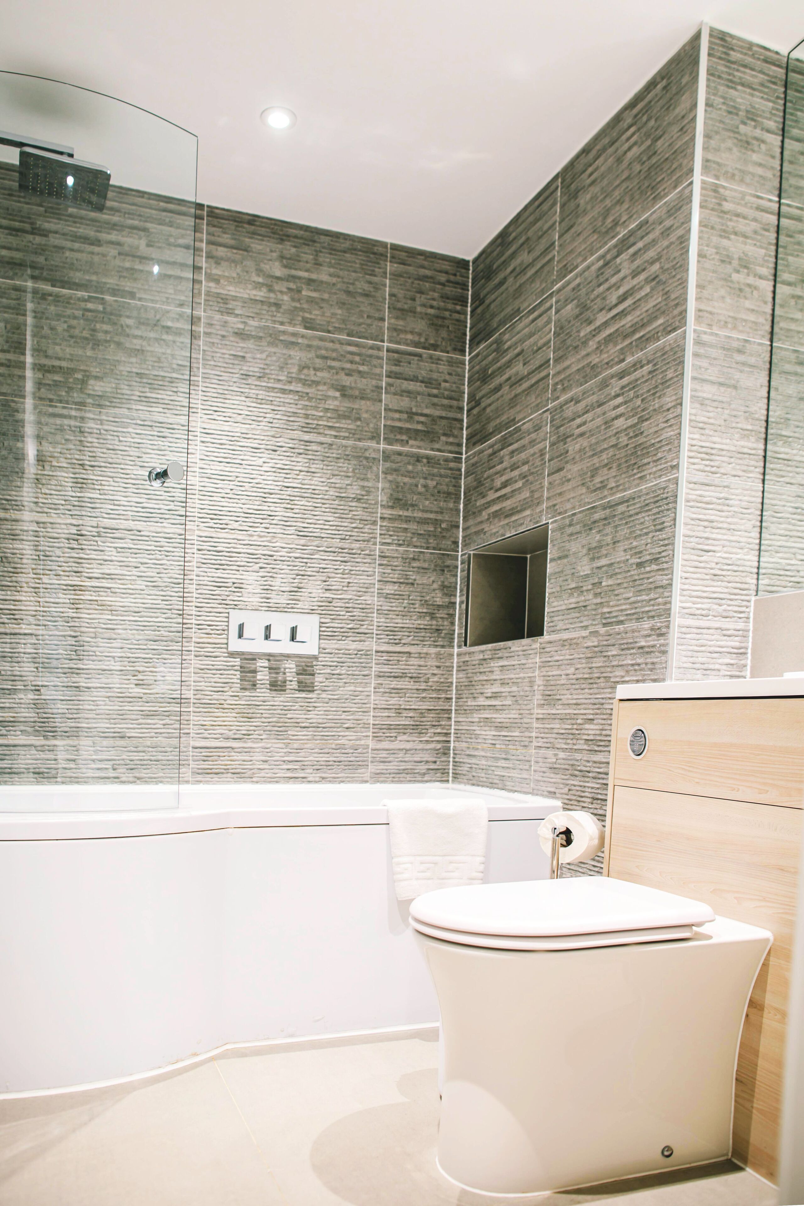 Combined shower/bathtub, hair dryer, soap, shampoo