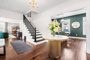 Un intérieur moderne comprenant un escalier, un coin repas et un espace de vie.