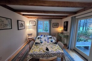 Dining - Charming Vineyard Haven home on golf course with private beach access (Tisbury)