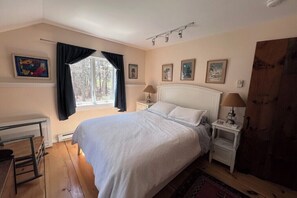 3 bedrooms, desk, iron/ironing board, WiFi - Charming Vineyard Haven home on golf course with private beach access (Tisbury)