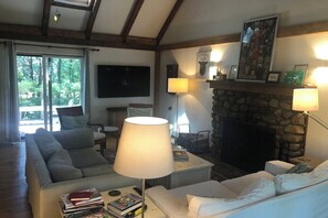 TV connectée, lecteur de DVD, baby-foot, table de tennis de table