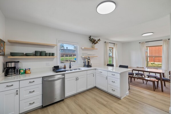 Fridge, microwave, oven, stovetop - The Mackie - Charming 4-bedroom house with High Speed WiFi in lovely Des Moines (Des Moines)