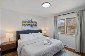 4 bedrooms, iron/ironing board, WiFi, bed sheets - The Mackie - Charming 4-bedroom house with High Speed WiFi in lovely Des Moines (Des Moines)