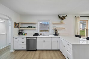 Fridge, microwave, oven, stovetop - The Mackie - Charming 4-bedroom house with High Speed WiFi in lovely Des Moines (Des Moines)