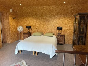 4 habitaciones, tabla de planchar con plancha y cuna de viaje 