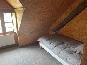 4 habitaciones, tabla de planchar con plancha y cuna de viaje