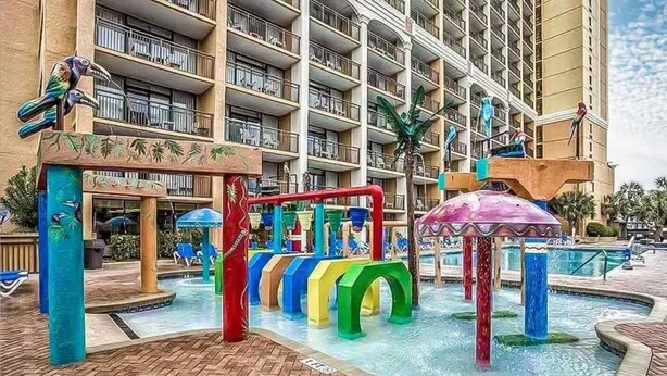 Hotel com área de parque aquático, incluindo toboáguas e brinquedos.