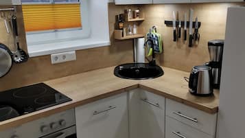 Kühlschrank, Mikrowelle, Ofen, Herdplatte