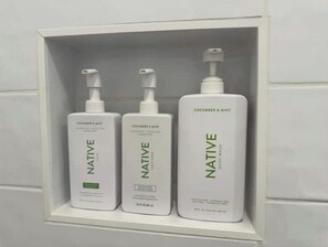 Dusche, Haartrockner, Handtücher, Seife