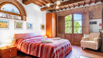 3 bedrooms, iron/ironing board, travel crib, free WiFi