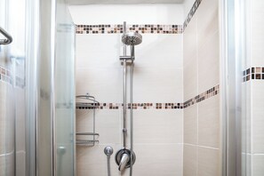 Dusche, Bidet, HandtĂŒcher, Seife