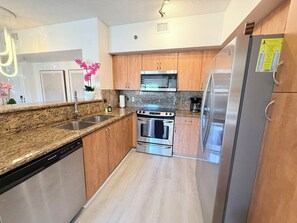 Mikrowelle, Ofen, Herdplatte, Geschirrspüler